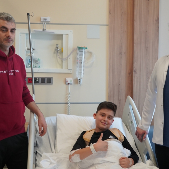 Belindeki tümör nedeniyle felç riski bulunan Bünyamin, sağlığına kavuştu