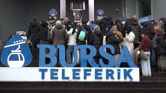 500 metreyi aşan kuyruk, sadece ona binebilmek için
Binlerce kişi, saatlerce teleferiğe binmek için sıra bekledi
Kuyruk ise, ara sokaklara doğru uzadıkça uzadı
Araç trafiğine takılmak istemeyen, teleferik kuyruğuna takıldı