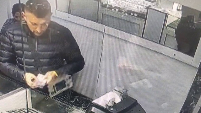 Bursa'da sahte altın vurgunu: Kuyumcuları dolandırdılar, kameralara yakalandılar