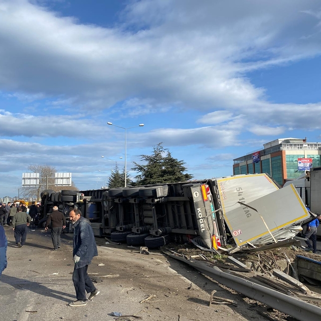 Samsun'da 4 aracın karıştığı kaza; 1 ölü, 3 yaralı