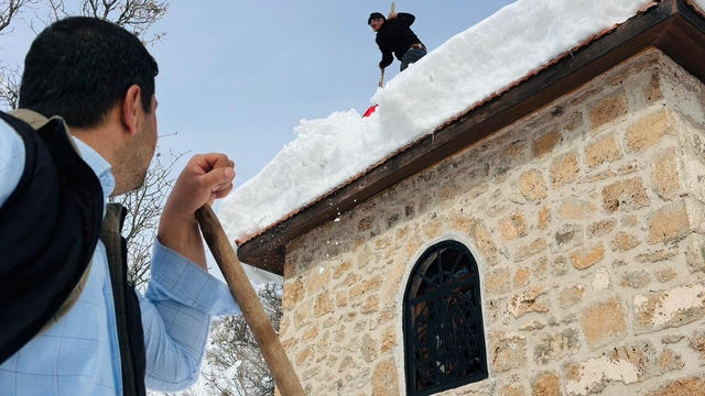 Tarihi miras onlara emanet: Muhtar ve imamdan örnek kar mesaisi