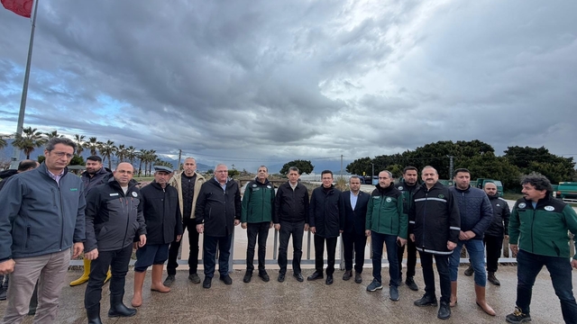 AK Parti heyeti su taşkınlarından etkilenen Kumluca'daki çiftçileri ziyaret etti