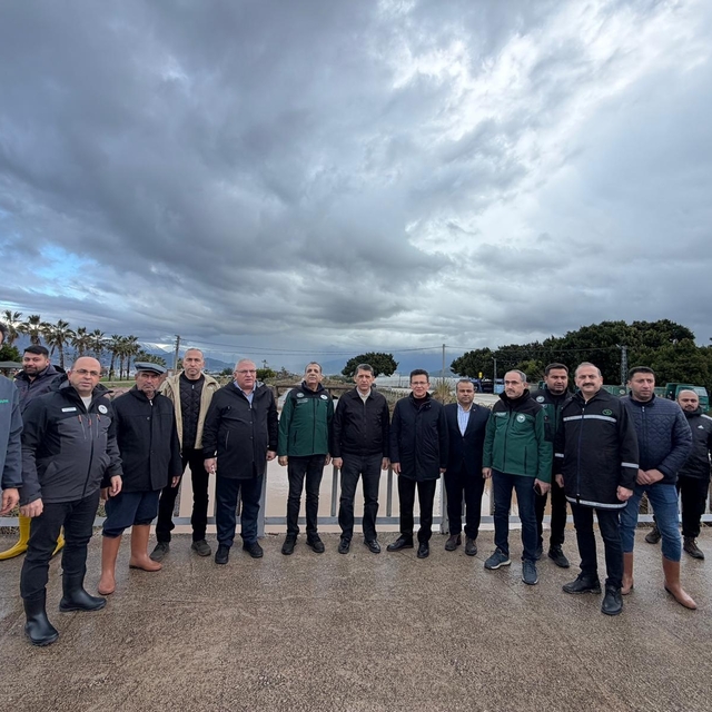 AK Parti heyeti su taşkınlarından etkilenen Kumluca'daki çiftçileri ziyaret...