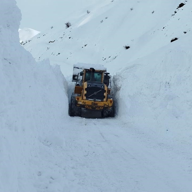 Yüksekova'da mezra yoluna düşen çığ temizlendi