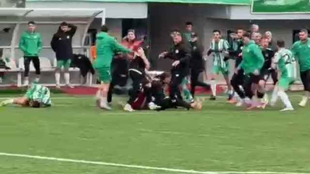 Amatör maçta saha karıştı, yumruklar konuştu