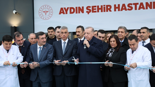 Cumhurbaşkanı Erdoğan: "Her açıdan gurur verici bir şifa merkezini Aydın'ımıza kazandırıyoruz"
Cumhurbaşkanı Erdoğan, Aydın Şehir Hastanesi'nin açılışını yaptı