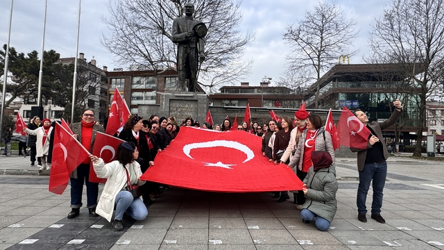 Düzce'de kadınlar, terör örgütü yandaşlarının Türk bayrağına saldırısına tepki gösterdi