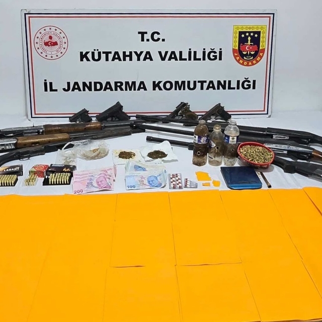 Kütahya'da uyuşturucu ve silah kaçakçılığı operasyonunda 14 şüpheli yakalan...