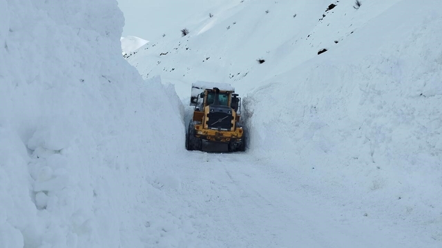 Yüksekova'da mezra yoluna düşen çığ temizlendi