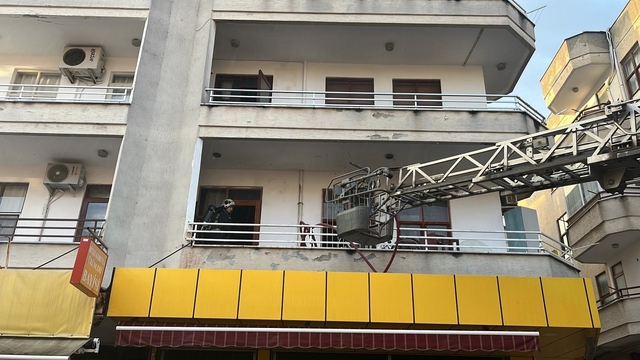 Alanya'da 3 katlı binada yangın paniği