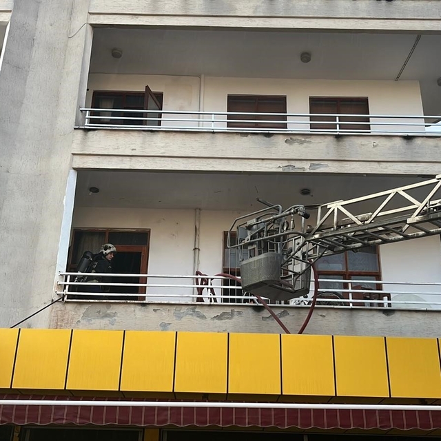 Alanya'da 3 katlı binada yangın paniği