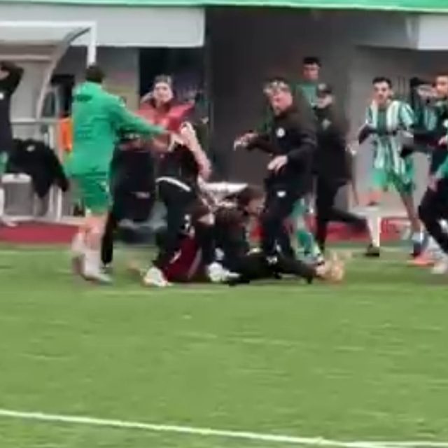 Amatör maçta saha karıştı, yumruklar konuştu