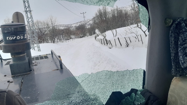 Bingöl'de karla mücadele ekibine saldırı; iş makinesinin camları kırıldı