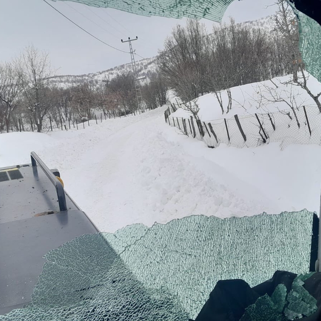 Bingöl'de karla mücadele ekibine saldırı; iş makinesinin camları kırıldı