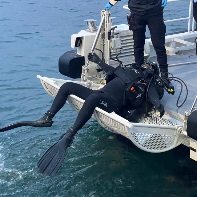 Balıkçılar fark etti, denizde dalgıç kıyafetli erkek cesedi bulundu