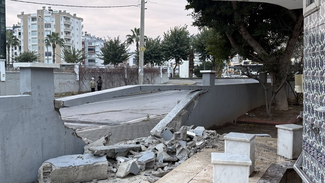 Mersin'de cipin cami duvarına çarpması kamerada