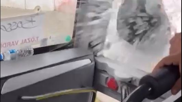 Motosiklet sürücüsü, yol verme kavgasında servis minibüsünün camını kaskıyla kırdı; o anlar kamerada