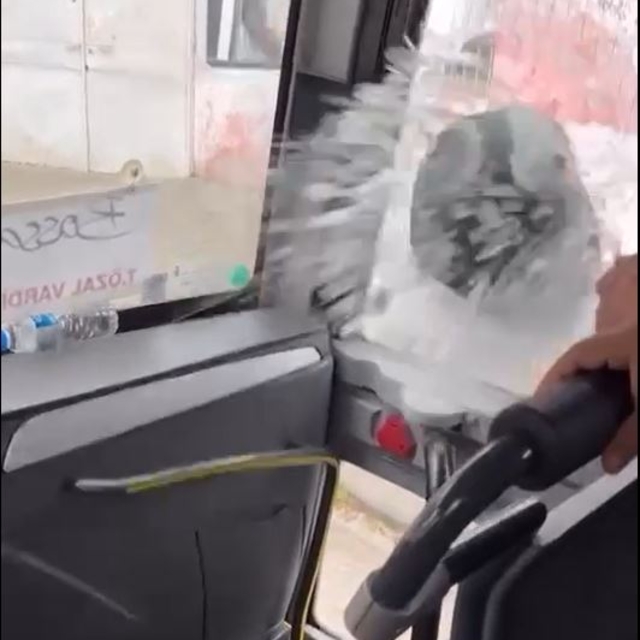 Motosiklet sürücüsü, yol verme kavgasında servis minibüsünün camını kaskıyl...