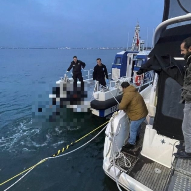 Balıkçılar, denizde dalgıç kıyafetli erkek cesedi buldu