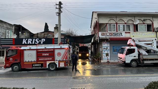 Mersin'de iki katlı ev yangında kullanılamaz hale geldi