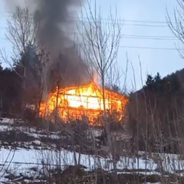 Köyde çıkan yangında bir ev kullanılamaz hale geldi
