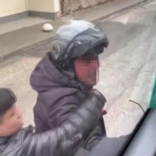 Trafikte tartıştığı servis aracının camını kaskıyla kırdı