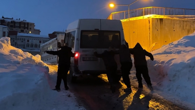 Yüksekova'da buzlu yolda mahsur kalan minibüsü vatandaşlar kurtardı