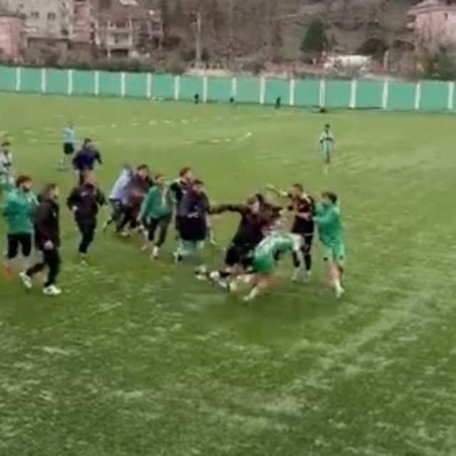 Süper Amatör Lig maçında futbolcular kavga etti; o anlar kamerada