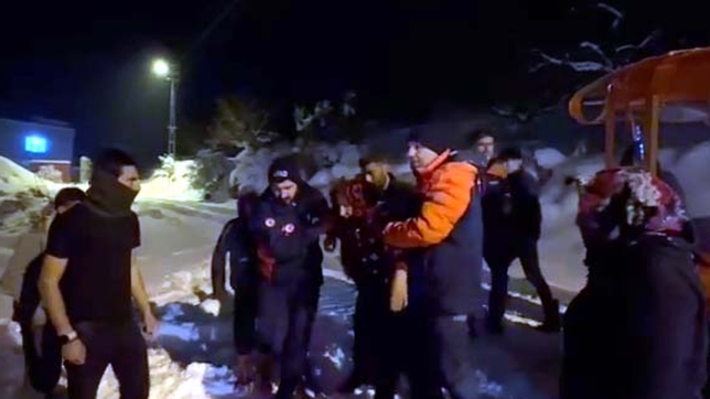 Kardan yolu kapanan köyde rahatsızlanan kadına ekipler ulaştı