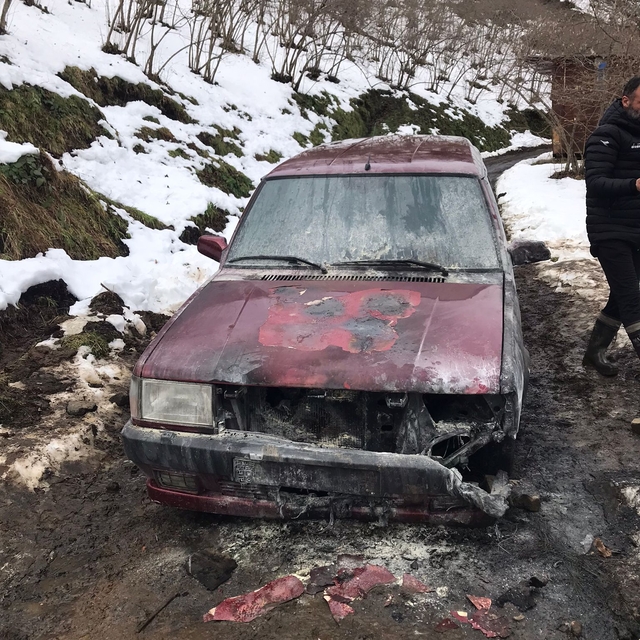 Trabzon'da seyir halindeki otomobilde çıkan yangın söndürüldü