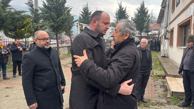 Tarihi ilçenin 100 yıllık çınarı hayatını kaybetti: İHA muhabirinin baba acısı