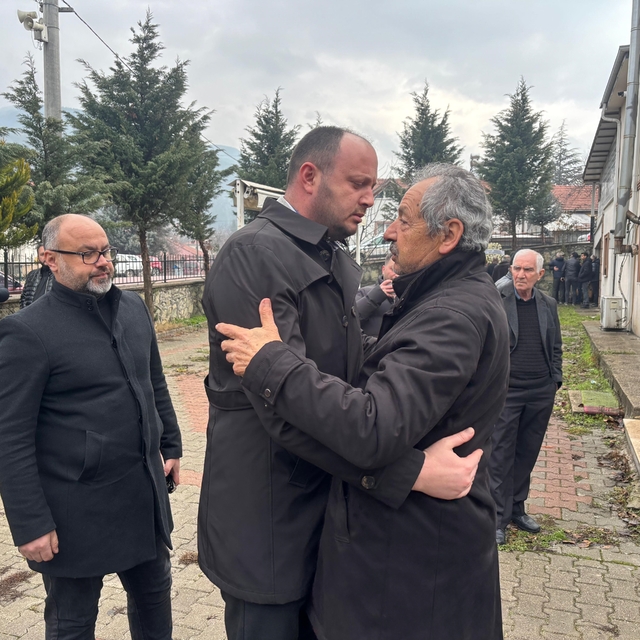 Tarihi ilçenin 100 yıllık çınarı hayatını kaybetti: İHA muhabirinin baba ac...