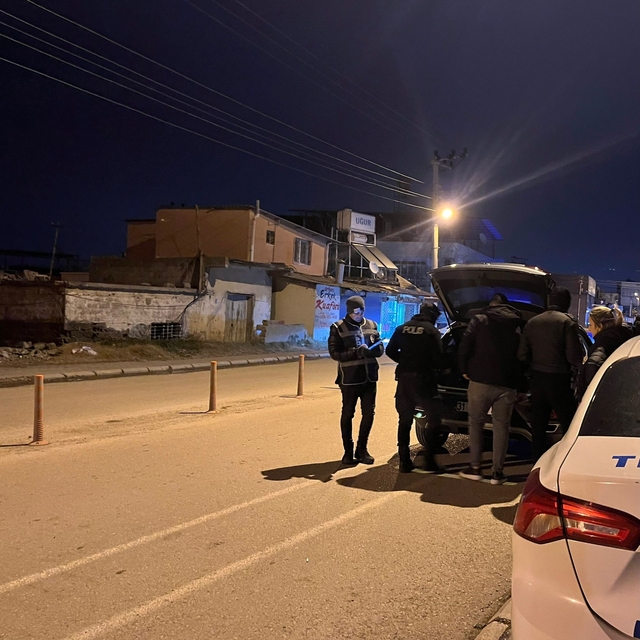 İskenderun polisi soğuk havada asayiş için sahada