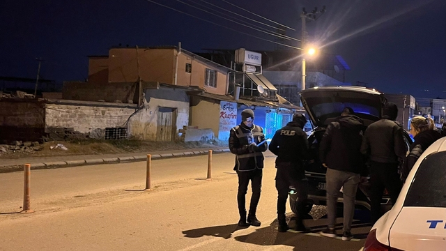 İskenderun polisi soğuk havada asayiş için sahada