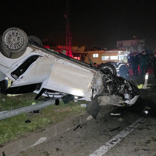 Aydınlatma direğine çarpan otomobil takla attı: 1 yaşındaki bebek öldü, ann...