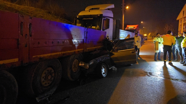 Tofaş Tır'a ok gibi saplandı: 1'i ağır 2 yaralı