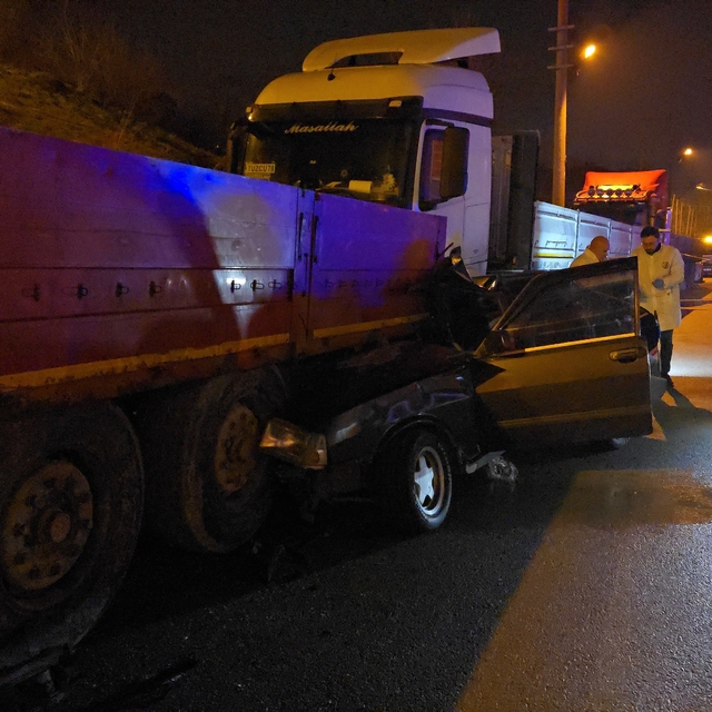 Tofaş Tır'a ok gibi saplandı: 1'i ağır 2 yaralı