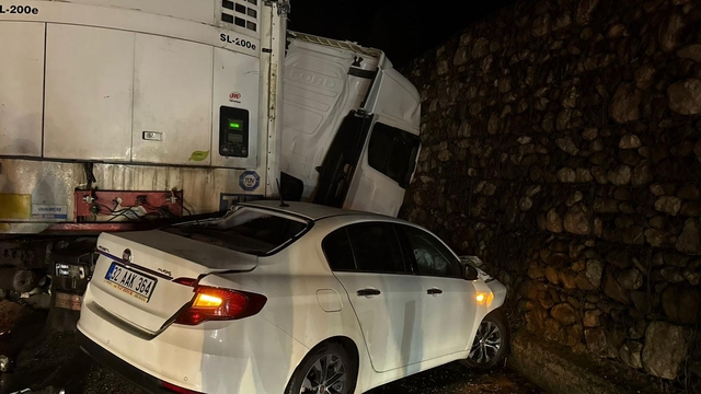 Burdur'da tır ve 2 otomobilin karıştığı kazada 1 kişi öldü, 7 kişi yaralandı