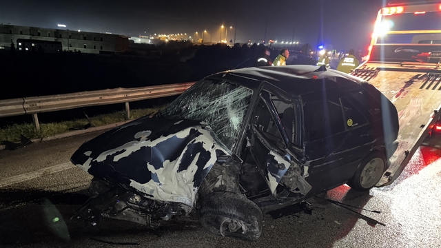 Bursa'da bariyerlere çarpan otomobildeki 2 kişi yaralandı