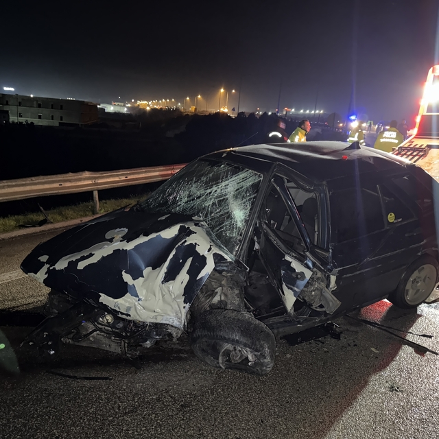 Bursa'da bariyerlere çarpan otomobildeki 2 kişi yaralandı