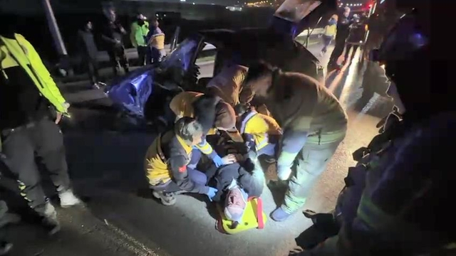 Bursa'da otomobil bariyerlere çarptı: 2 ağır yaralı