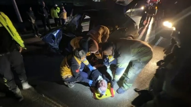 Bursa'da sabah saatlerinde korkunç kaza: Bariyerlere çarpan araçta 2 kişi ağır yaralandı