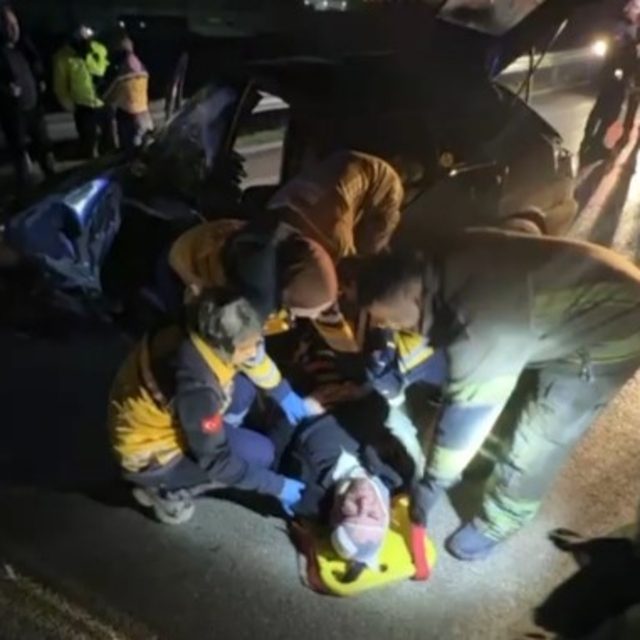 Bursa'da sabah saatlerinde korkunç kaza: Bariyerlere çarpan araçta 2 kişi a...