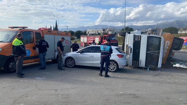 Nazilli'de iş makinesi taşıyan kamyon devrildi