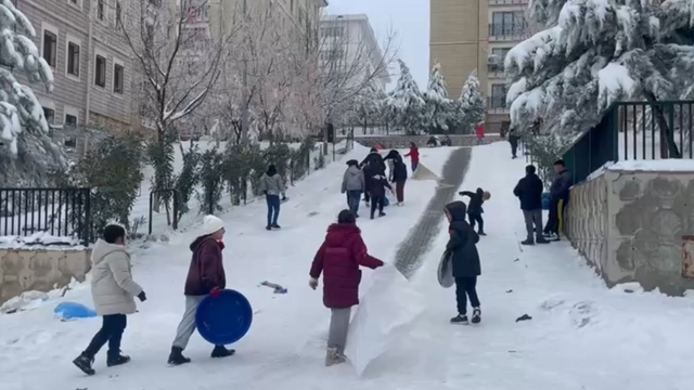 Gaziantep'te çocuklar tepsi, poşet ve leğenlerle kaydı
