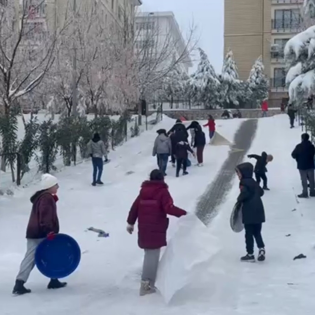 Gaziantep'te çocuklar tepsi, poşet ve leğenlerle kaydı