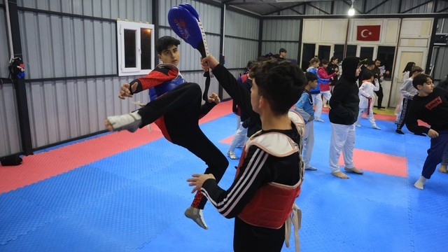 Depremde vefat eden babasının hayalleri için ter döken tekvandocu Ahmet, milli formayla çıktığı turnuvada Türk bayrağını göndere çektirdi