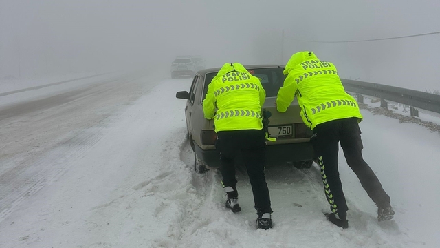 Karla kaplı yollarda mahsur kalan vatandaşların yardımına polis koştu