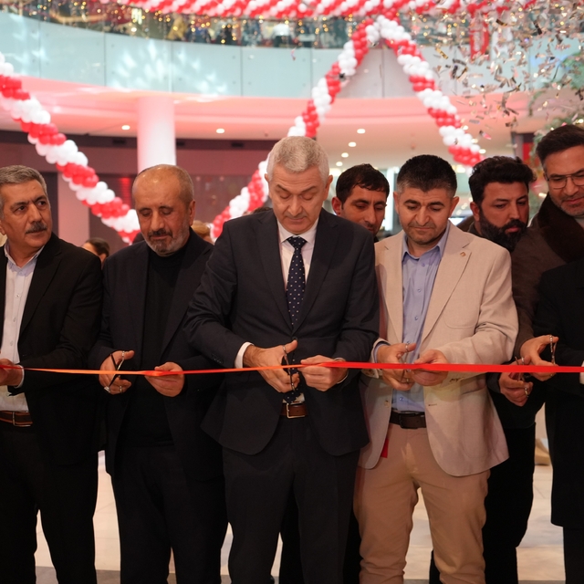 Antalya'da teknoloji indirimi izdihama yol açtı: 10 saat yağmur altında bek...