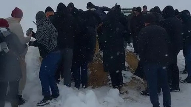 Kar yolları kapattı, cenaze 5 saattik mücadele sonrası defnedilebildi